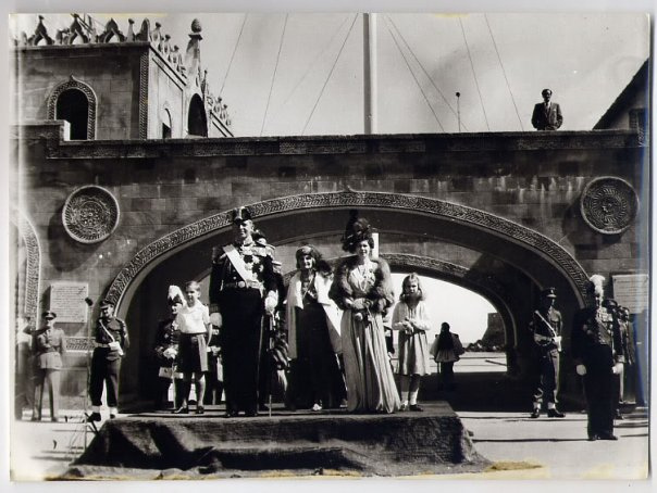 Οι Βασιλείς Παύλος και Φρειδερίκη με το Διάδοχο Κωνσταντίνο και τις Πριγκίπισσες Σοφία και Ειρήνη παρακολουθούν τη στρατιωτική παρέλαση στη Ρόδο.