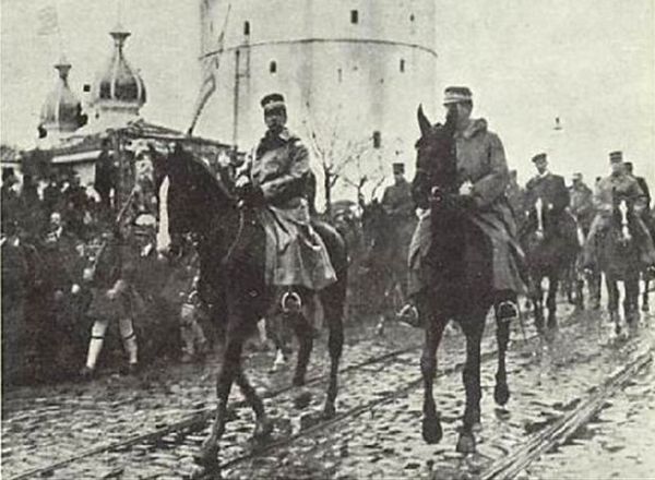 Ο Γεώργιος Α’ εισέρχεται στην Θεσσαλονίκη στις 29 Οκτωβρίου 1912. Δίπλα του, ο τότε διάδοχος Κωνσταντίνος.