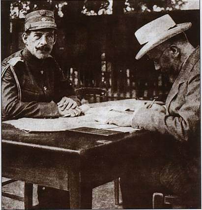 Ο βασιλιάς Κωνσταντίνος και ο πρωθυπουργός Ελ. Βενιζέλος στο στρατηγείο του πρώτου, κατά τη διάρκεια των στρατιωτικών επιχειρήσεων του Β’ Βαλκανικού Πολέμου. Αργότερα, οι σχέσεις τους οξύνθηκαν με αποκορύφωμα τον Διχασμότης περιόδου 1916-1917.