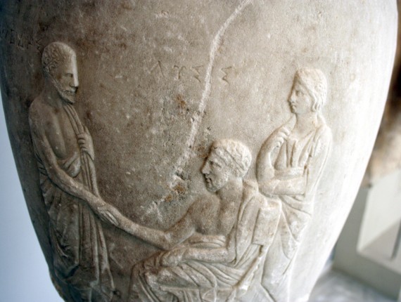 Λήκηθος με τον Λύσι καθιστό, στο Αρχαιολογικό Μουσείο Πειραιά 