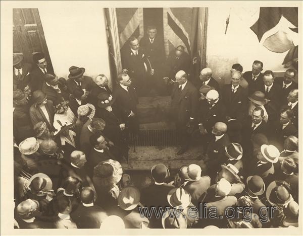Εορταστικές εκδηλώσεις για τα 100 χρόνια από το θάνατο του λόρδου Βύρωνα. Δεξιά διακρίνεται ο πρωθυπουργός Αλέξανδρος Παπαναστασίου.