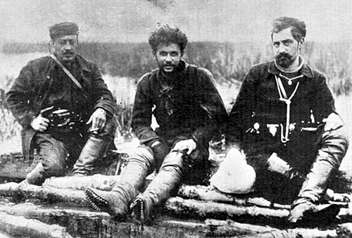 Από αριστερά προς τα δεξιά οι καπεταναίοι - αντάρτες Κάλας (αριστερά), Τέλλος Άγρας (κέντρο) και Νικηφόρος (δεξιά) σε φωτογραφία, στα μέσα του 1906. Πηγή: wikipedia.org