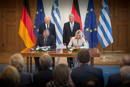 Βερολίνο, Σεπτέμβριος 2014: Υπογραφή της κοινής πρόθεσης για την ίδρυση Γερμανοελληνικού Ιδρύματος Νεολαίας από την ομοσπονδιακή υπουργό Manuella Schweisig και τον πρέσβη της Ελλάδα στην Γερμανία, Παναγιώτη Ζωγράφο. 