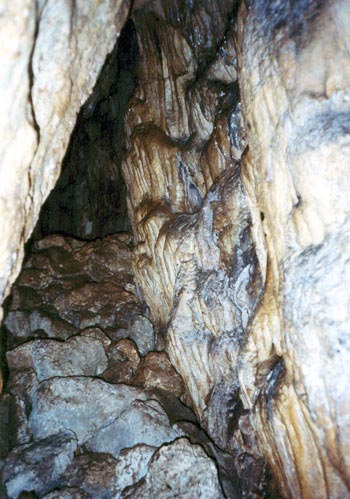 Αρχαία στοά ορυχείου στό Περπερικόν, η οποία έχει μήκος 500μ.