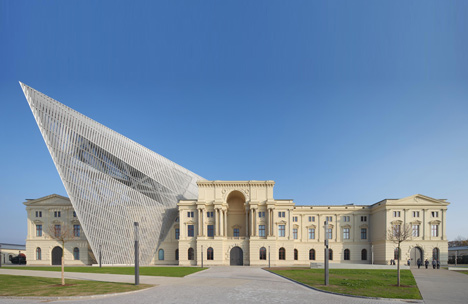 Το μουσείο στρατιωτικής ιστορίας της Δρέσδης, μετά το δεύτερο "βομβαρδισμό" του 