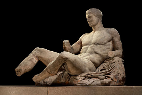 Μαρμάρινο άγαλμα από το ανατολικό αέτωμα του Παρθενώνα (Πιθανόν του Διονύσου), βρίσκεται αυτή τη στιγμή στο Βρετανικό Μουσείο.