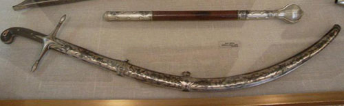 Μερικά όπλα του Αλή πασά: μία πάλα (σπάθη) και ένας κεφαλοθραύστης («τοπούζι»)/(Αθήνα, Εθνικό Ιστορικό Μουσείο, φωτογραφ.: Περικλής Δεληγιάννης).