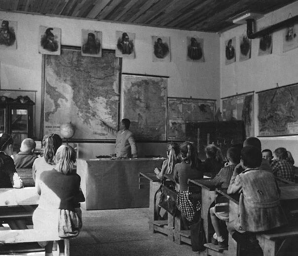 Σχολείο στο Ζαγόρι, 1962 Πηγή: ΜΗΧΑΝΗ ΤΟΥ ΧΡΟΝΟΥ...