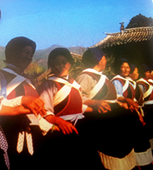 Πυρρίχιος χορός Κινέζων στην επαρχία Γιουνάν.Οι στολές τους παραπέμπουν σε Ποντιακές.