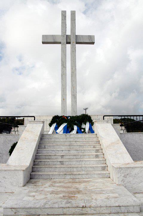 Το κυρίως μνημείο της Σφαγής των Κερδυλίων με τον μεγάλο σταυρό. Πηγή: wikipedia.org