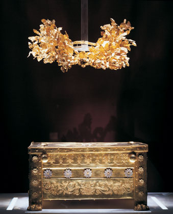Η χρυσή λάρνακα που περιείχε τα οστά του Φιλίππου Β΄ και το χρυσό στεφάνι που παριστάνει κλαδί χρυσής βελανιδιάς με χρυσά βελανίδια.  Έχει 313 φύλλα και 68 βελανίδια. Η βελανιδιά εἶναι το ιερό δέντρο του Δία.
