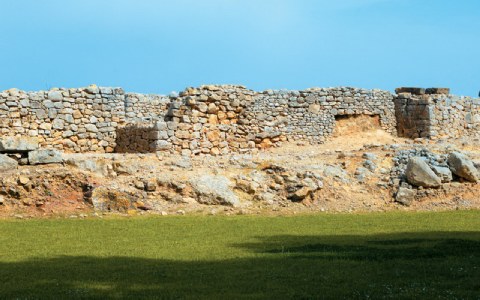 Μέρος των ασβεστολιθικών τειχών.