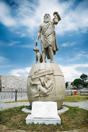 Γύψινο άγαλμα του Διογένη στη Σινώπη