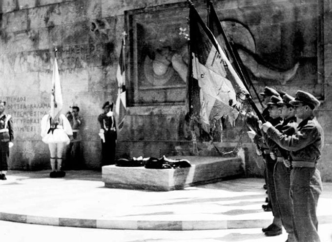 Αθήνα, περίοδος Εμφυλίου Πολέμου, οι Πολεμικές Σημαίες των ελληνικών Συνταγμάτων στο μνημείο του Αγνώστου Στρατιώτη.