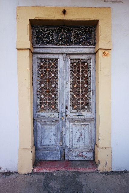 Μία πόρτα, Λάρνακα, Κύπρος