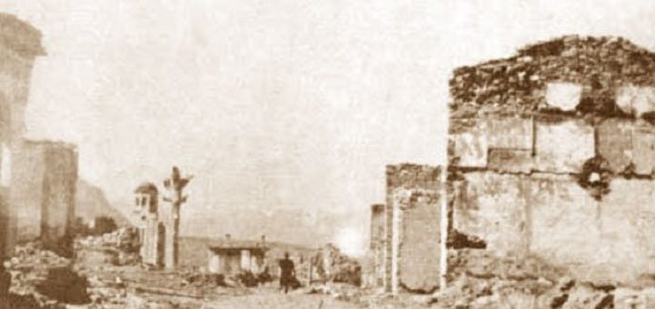 ΚΑΜΜΕΝΑ ΣΕΡΒΙΑ. Άλλη εικόνα, που μας δείχνει το δρόμο προς Αγία Κυριακή. Διακρίνεται το πλατάνι μπροστά στου Κοντοδίνα και στο βάθος το καμπαναριό της Αγίας Κυριακής