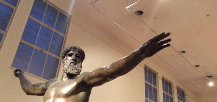 Xάλκινο ἄγαλμα τοῦ Διός, ποὺ βρέθηκε κοντὰ στὸ ἀκρωτήριο Ἀρτεμίσιο, στὴ βόρεια Eύβοια. Χρονολογεῖται γύρω στὸ 460 π.X. καὶ ἐκτίθεται στὸ Ἐθνικὸ Ἀρχαιολογικὸ Μουσεῖο.