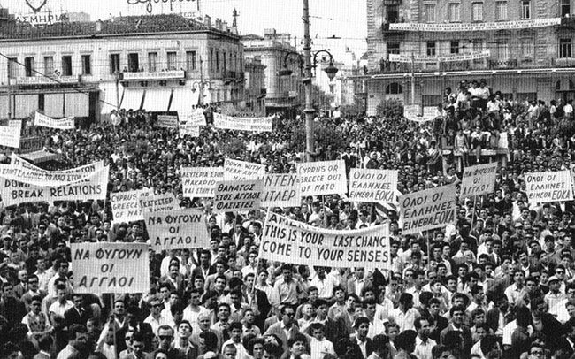 Αθήνα, Πλ. Ομονοίας, 10/05/1956. Φωτογραφία από την συγκέντρωση διαμαρτυρίας για τις επικείμενες εκτελέσεις των Καραολή και Δημητρίου στην Κύπρο από τους Βρετανούς αποικιοκράτες. Οι διαδηλωτές συγκρούστηκαν με την αστυνομία με αποτέλεσμα τέσσερις πολίτες νεκρούς και πάνω από 200 τραυματίες. 