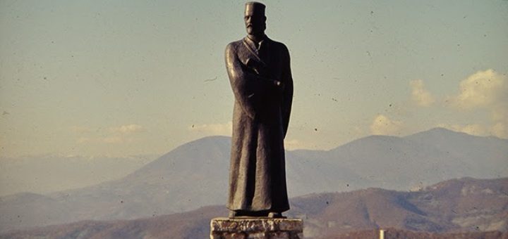 Προτομή του παπα-Θύμιου Βλαχάβα απέναντι ακριβώς από το ορμητήριό του, την μετεωρίτικη Μονή του Αγίου Δημητρίου