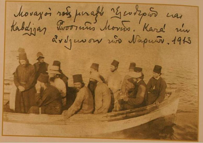  Σκηνή από την ανέλκυση ναρκών στην Καβάλα τον Ιούλιο του 1913. Οι επεξηγήσεις επί των φωτογραφιών έχουν γραφεί από τον ίδιο τον Υποπλοίαρχο Κ. Βρυάκο. ΦΩΤΟ: Ναυτικό Μουσείο Ελλάδος.