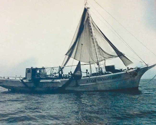 Φωτό: Ψαράδες στεγνώνουν τα βαμβακερά δίχτυα της εποχής/Χρήστος Ερινέλης