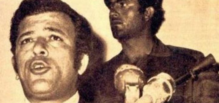 Ο Νίκος Σαμψών μιλά στη διάσκεψη, έχοντας πίσω τον υπασπιστή του Κοβή.