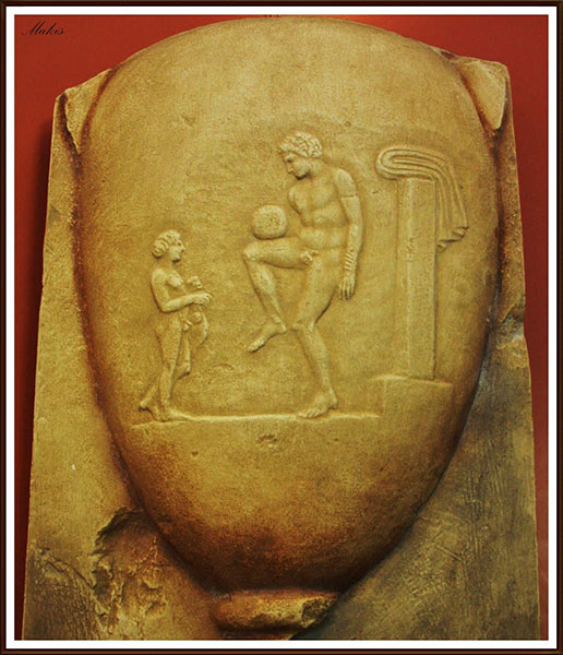 (Επιτύμβια στήλη 4ος αιών π.Χ. , Εθνικό Αρχαιολογικό Μουσείο Αθηνών) Φωτογραφία: Panoramio