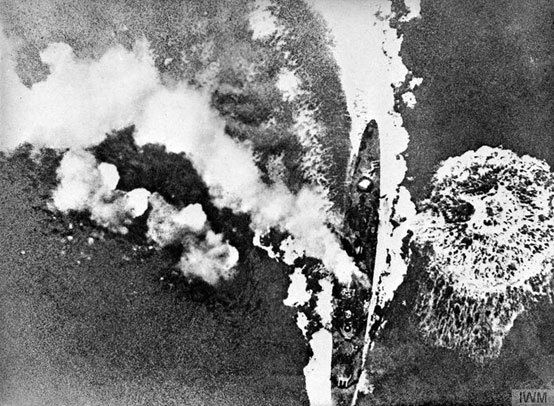 Σοβαρές κατηγορίες για παραβιάσεις συνθηκών επέσυρε η δράση του 8ου Αεροπορικού Σώματος της Γερμανικής Αεροπορίας κατά του Βρετανικού Στόλου στην Κρήτη. Ο Ρίχτερ καταβάλει εκτενή προσπάθεια να δικαιολογήσει τους Γερμανούς χειριστές. (Στη φωτογραφία το HMS Gloucester πριν βυθιστεί)