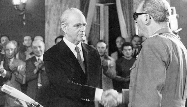 Αθήνα, 23 Ιουλίου 1974: Στρατηγός Φαίδων Γκιζίκης υποδέχεται Καραμανλή. Σημαίνει κάτι αυτό για την Ιστορία; Ασφαλώς και σημαίνει. Πολλά. 