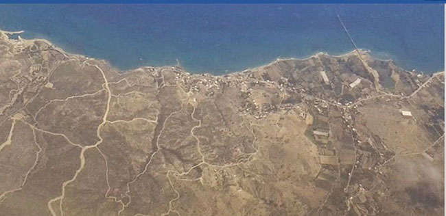 Αεροφωτογραφία της περιοχής του Λιμνίτη, με επίκεντρο την κατεχόμενη Γαληνή. Στο βάθος, ο Κόλπος του Ξερού.
