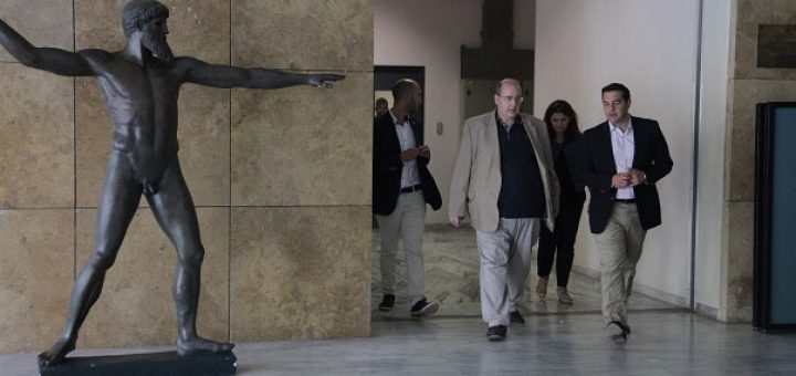 Ὁ Ν. Φίλης καὶ ὁ Α. Τσίπρας σὲ απόσταση ἀναπνοῆς ἀπὸ τὸν Κεραύνιο Δία.