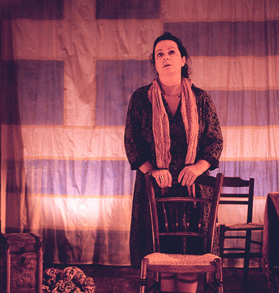 Σκηνή από την εξαιρετικά επιτυχημένη θεατρική παράσταση "Αγγέλα Παπάζογλου" με την Άννα Βαγενά στον ομώνυμο ρόλο. 