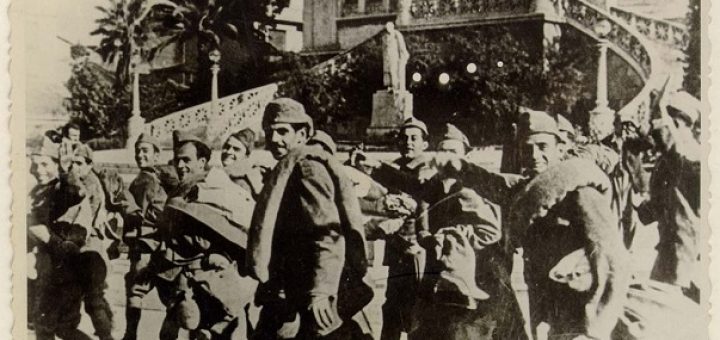 "Μὲ τὸ χαμόγελο στὰ χεῖλη"