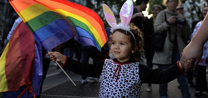 Είναι αυτό το πρότυπο της Ελευθερίας και της Δημοκρατίας του δυτικού κόσμου; Ή μήπως είναι το πρόσωπο της απόλυτης παρακμής και της πλήρους αποδόμησης του ανθρώπου και της κοινωνίας;