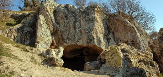 Πάνω από την παραλία της Μάκρης, 12 χιλιόμετρα δυτικά της Αλεξανδρούπολης, μία σπηλιά που αποκαλύπτει το εσωτερικό ενός βράχου και αγναντεύει τη θέα προς την ακτογραμμή του θρακικού πελάγους, αποτέλεσε σύμφωνα με την παράδοση, το σημείο ανάπαυλας του Οδυσσέα, αλλά και της σύγκρουσής του με τον Κύκλωπα Πολύφημο