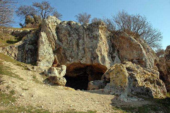 Πάνω από την παραλία της Μάκρης, 12 χιλιόμετρα δυτικά της Αλεξανδρούπολης, μία σπηλιά που αποκαλύπτει το εσωτερικό ενός βράχου και αγναντεύει τη θέα προς την ακτογραμμή του θρακικού πελάγους, αποτέλεσε σύμφωνα με την παράδοση, το σημείο ανάπαυλας του Οδυσσέα, αλλά και της σύγκρουσής του με τον Κύκλωπα Πολύφημο