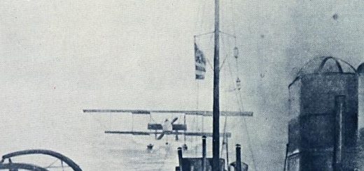 Το Farman MF.7 των Μουτούση και Μωραϊτίνη ρυμουλκείται από το αντιτορπιλικό Βέλος μετά την αποστολή τους στα Δαρδανέλλια.
