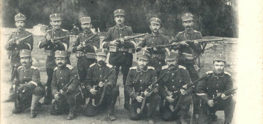 Έλληνες στρατιώτες που ασκούνται στη σκοποβολή.