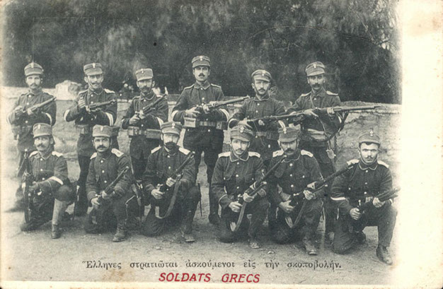 Έλληνες στρατιώτες που ασκούνται στη σκοποβολή.