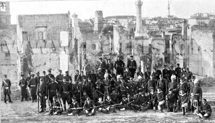 Άνδρες των ευρωπαϊκών δυνάμεων ποζάρουν για αναμνηστική φωτογραφία στα ερείπια των σπιτιών των χριστιανών των Χανίων! 