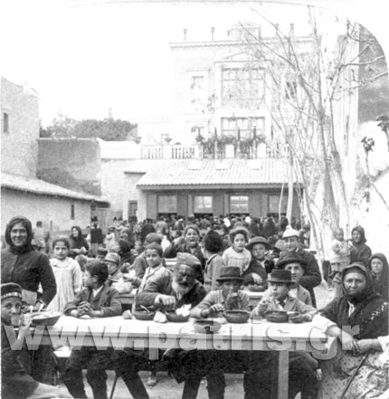 Κρήτες πρόσφυγες σε συσσίτιο στην Αθήνα, το 1897.