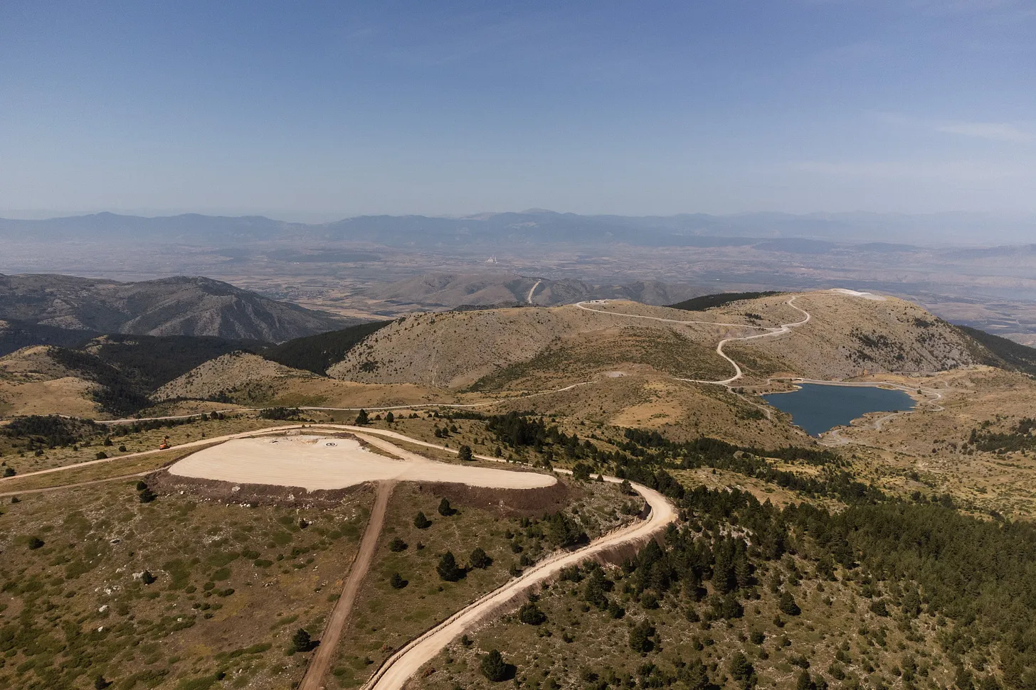 Πλατεία βάσης ανεμογεννήτριας και διάνοιξη δρόμων δίπλα σε αλπική λίμνη στο Βέρμιο