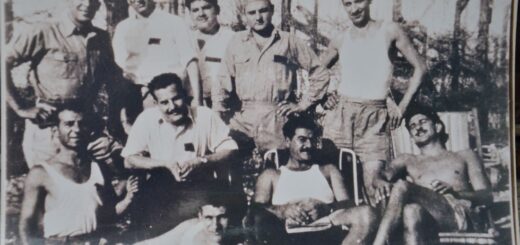 Ο ήρωας Κυριάκος Μάτσης (καθήμενος δεύτερος από αριστερά) στα Κρατητήρια Κοκκινοτριμιθιάς