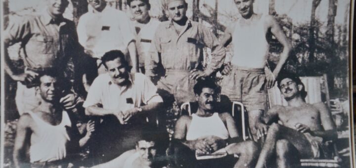 Ο ήρωας Κυριάκος Μάτσης (καθήμενος δεύτερος από αριστερά) στα Κρατητήρια Κοκκινοτριμιθιάς