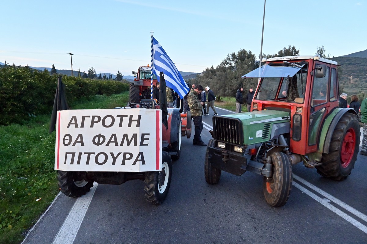 Αγρότες Αργολίδας: Κλιμάκωση κινητοποιήσεων με αποκλεισμό της παλαιάς εθνικής οδού 'Αργους - Κορίνθου στα Δερβενάκια.(Βασίλης Παπαδόπουλος / Eurokinissi)