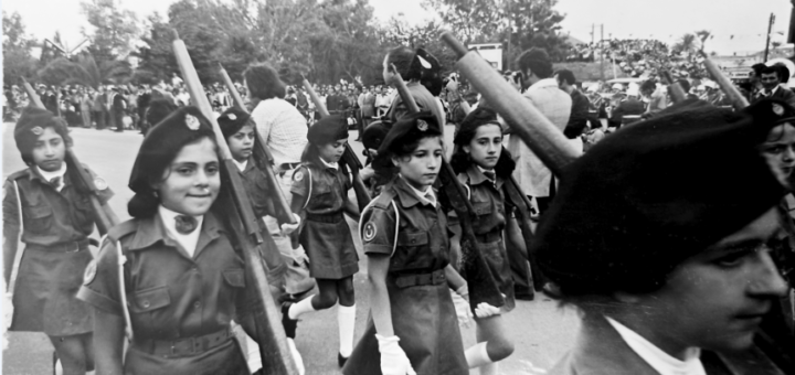 Νεαρές τουρκοπούλες με στολές και ομοιώματα όπλων παρελαύνουν σε εκδήλωση στα κατεχόμενα.