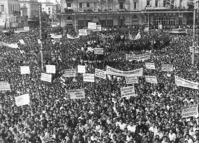 Συλλαλητήριο στην πλατεία Ομονοίας στην Αθήνα με αφορμή την επικείμενη εκτέλεση των αγωνιστών της ΕΟΚΑ Μιχαήλ Καραολή και Ανδρέα Δημητρίου Συλλαλητήριο στην πλατεία Ομονοίας στην Αθήνα με αφορμή την επικείμενη εκτέλεση των αγωνιστών της ΕΟΚΑ Μιχαήλ Καραολή και Ανδρέα Δημητρίου